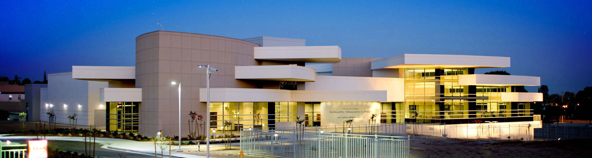 its-building-evening-header